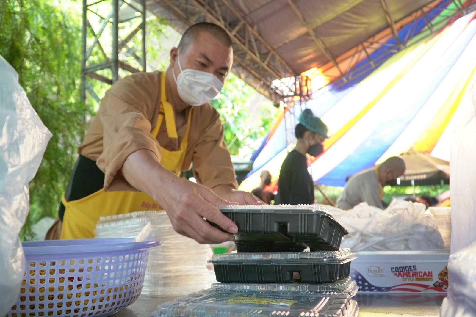 bên trong bếp ăn nấu gần 30.000 suất cơm/ngày cho các bệnh viện dã chiến ở tp.hcm - ảnh 7