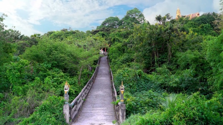 để khám phá chùa, bạn sẽ phải đi bộ lên con đường cổng chùa, đẹp hút hồn với không gian thoáng mát và lối đi dốc đẹp ấn tượng.
