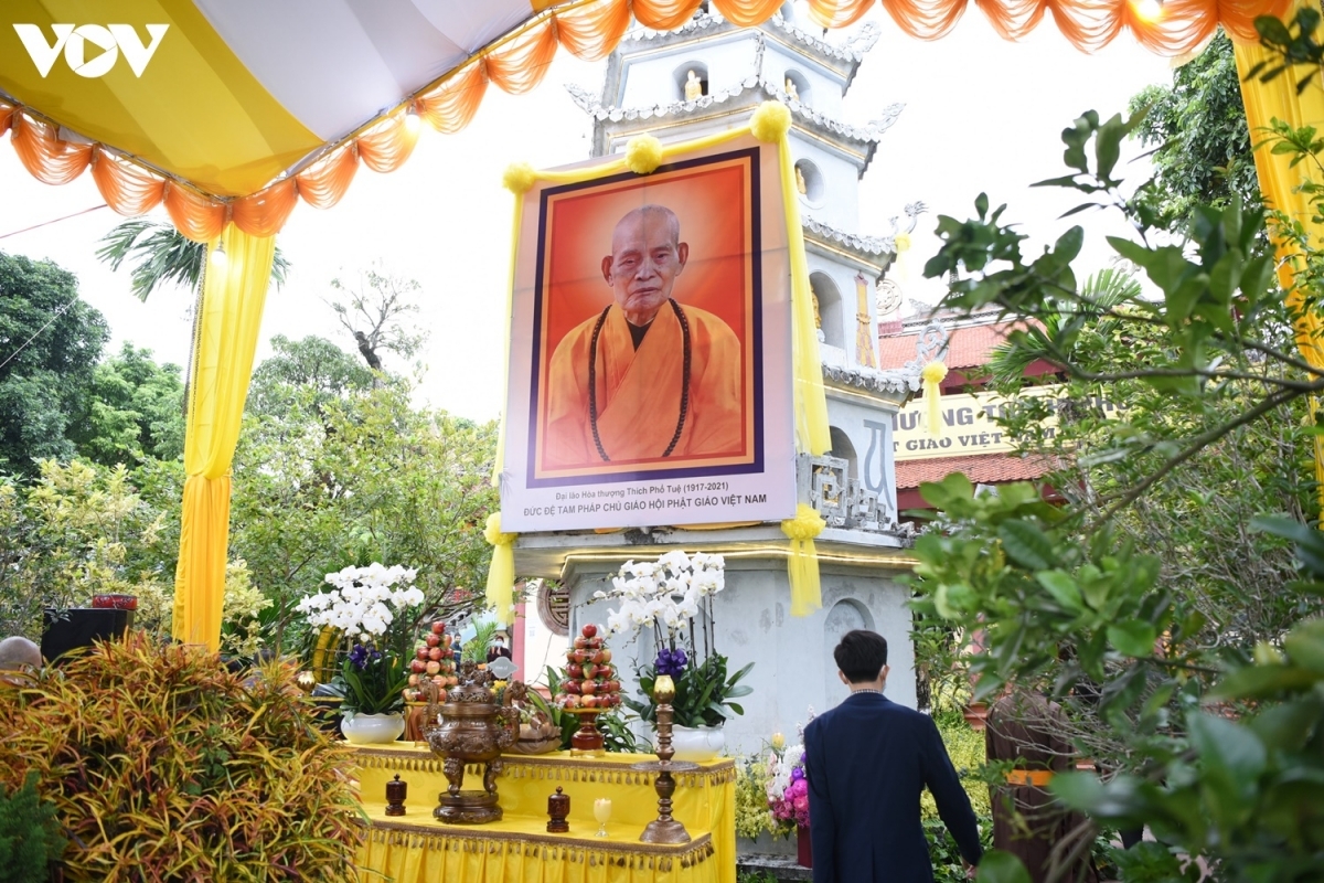 the supreme patriarch, born on april 12, 1917 in ninh binh province, has been honoured with numerous state awards, including the ho chi minh order, independence order, and great national unity order, in recognition of his dedication to buddhism and the secular life.