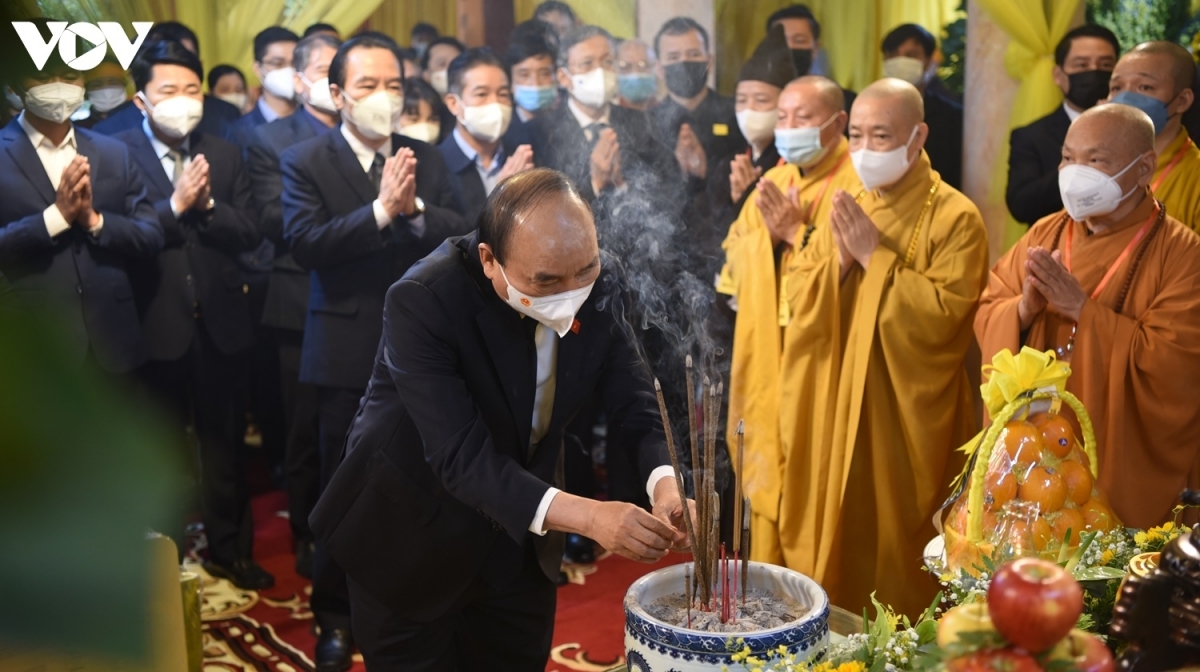 president nguyen xuan phuc offers incense to most venerable thich pho tue.