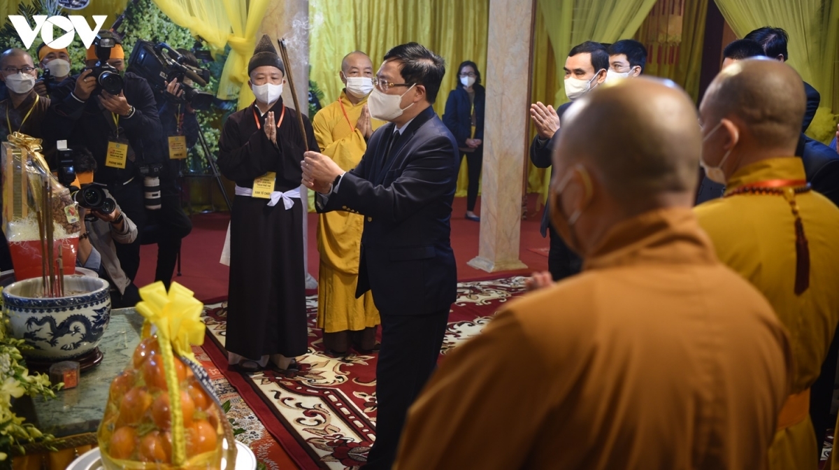 a government delegation led by deputy prime minister pham binh minh offers incense in tribute to most venerable thich pho tue.