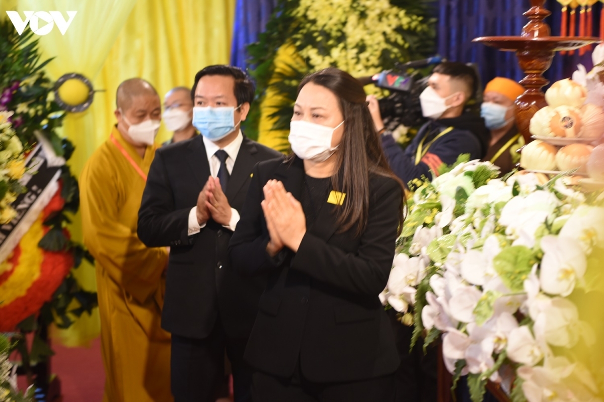 a delegation from ninh binh province, the locality which is the hometown of most venerable thich pho tue, pays tribute to the most venerable.