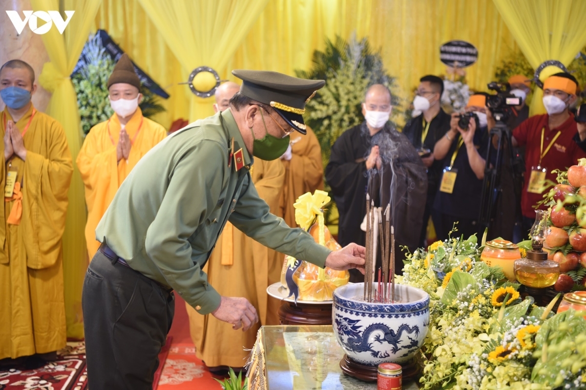 a delegation from the ministry of public security offers incense at the ceremony.