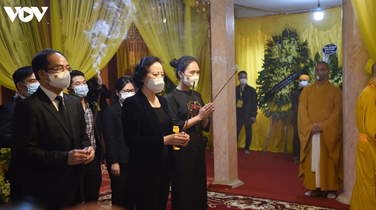 officials from the ministry of home affairs pay their respect to the top buddhist leader.